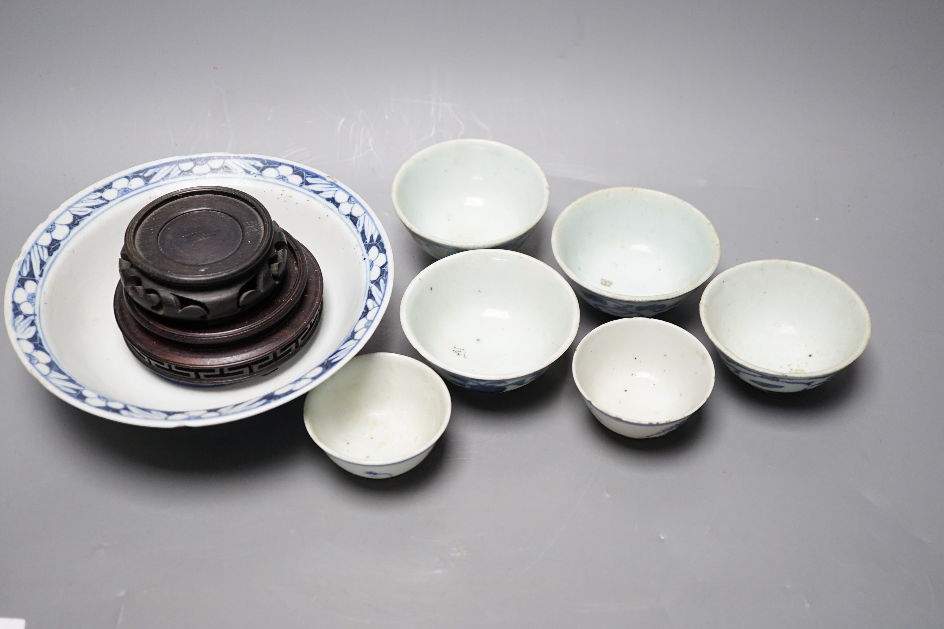 A pair of Chinese late Ming tea bowls, other 19th century Chinese tableware